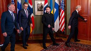 Das Telefonat des norwegischen Ministerpräsidenten Jonas Gahr Støre (r) und des finnischen Präsidenten Alexander Stubb (2. von links) mit Kremlchef Wladimir Putin kam auch unter US-Vermittlung zustande. (Archivbild) Das Telefonat des norwegischen Ministerpräsidenten Jonas Gahr Støre (r) und des finnischen Präsidenten Alexander Stubb (2. von links) mit Kremlchef Wladimir Putin kam auch unter US-Vermittlung zustande. (Archivbild)