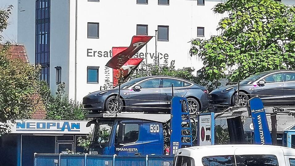 Tesla-Fahnen wehen in Pilsting.