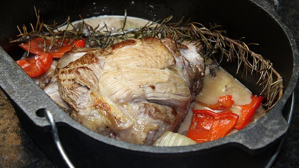 Ostern steht vor der Türe. Und damit machen sich auch wieder viele Menschen auf nach Lamm-Rezepten. Hier im Bild seht ihr ein Rezept für eine leckere Lammkeule.