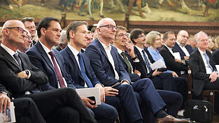 Regierungspräsident Rainer Haselbeck und Oberbürgermeister Alexander Putz (vordere Reihe, Dritter und Vierter von links) waren unter den Gästen bei der Verabschiedung von Manfred Brodschelm (Fünfter von links). 