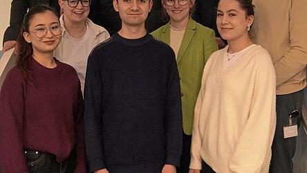 Die Projektbeteiligten mit drei der Auszubildenden Arina Bekbolotova, Walid Nasrati und Omina Mahmadalizoda.