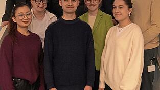 Die Projektbeteiligten mit drei der Auszubildenden Arina Bekbolotova, Walid Nasrati und Omina Mahmadalizoda.