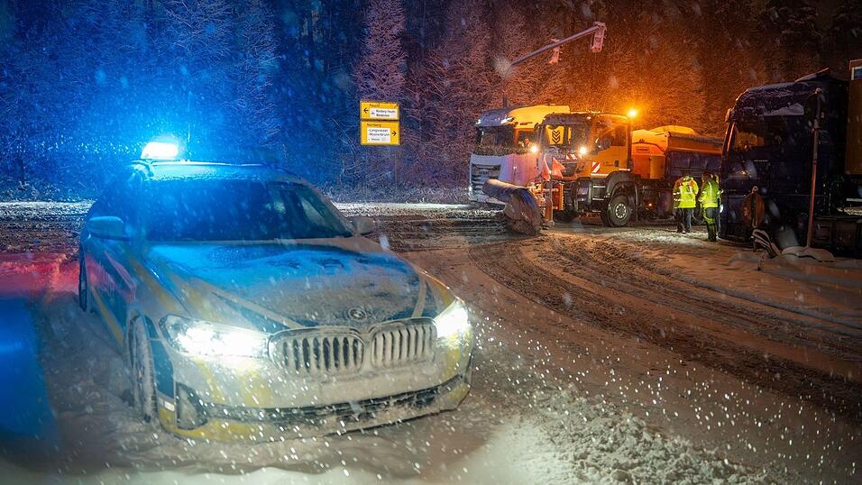 W&auml;hrend ein Streufahrzeug den Kreuzungsbereich an der Auffahrt zur A6 bei N&uuml;rnberg r&auml;umt, sperrt die Polizei die Zufahrt.