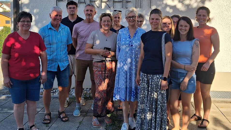 Die Bücherei soll neu ausgerichtet werden: v.l. Mesnerin Marianne Englmeier, Kirchenpfleger Herbert Fuchs, Oberministrant Jonas Strenz, Uwe und Heidi Wagner, Daniela Fuchs, Gisela Hies, Martha Wittenzellner, Sonja Petersamer, Erzieherinnen Karin Wurzer und Jenny Egginger, Ursula Dachs (hinten verdeckt) und Karolin Fuchs. Die Bücherei soll neu ausgerichtet werden: v.l. Mesnerin Marianne Englmeier, Kirchenpfleger Herbert Fuchs, Oberministrant Jonas Strenz, Uwe und Heidi Wagner, Daniela Fuchs, Gisela Hies, Martha Wittenzellner, Sonja Petersamer, Erzieherinnen Karin Wurzer und Jenny Egginger, Ursula Dachs (hinten verdeckt) und Karolin Fuchs.