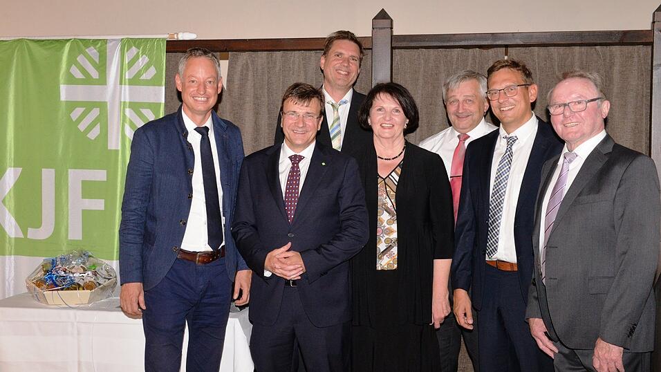 Bei der Verabschiedung von Maria Welsch (v.l.): OB Markus Pannermayr, KJF-Direktor Michael Eibl, Regierungsschuldirektor Rainer Fauser, Rektorin Maria Welsch, Otto Wagmann von der Regierung von Niederbayern, der künftige Schulleiter Jürgen Horn und stellvertretender Landrat Franz-Xaver Stierstorfer. Bei der Verabschiedung von Maria Welsch (v.l.): OB Markus Pannermayr, KJF-Direktor Michael Eibl, Regierungsschuldirektor Rainer Fauser, Rektorin Maria Welsch, Otto Wagmann von der Regierung von Niederbayern, der künftige Schulleiter Jürgen Horn und stellvertretender Landrat Franz-Xaver Stierstorfer.