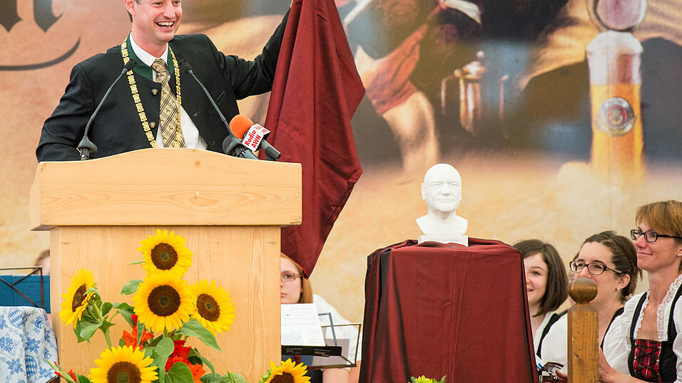 Alle Infos und Bilder gibt es hier.Foto: Mathias AdamImpressionen von der Volksfest-Er&ouml;ffnung im Nothaft-Festzelt.
