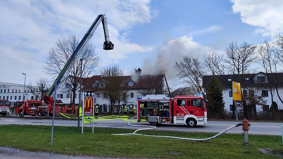 Ausgebrochen ist das Feuer im Dachstuhl.
