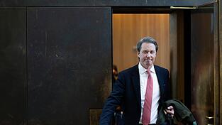 Andreas Scheuer (CSU), ehemaliger Bundesverkehrsminister, wollte die „Ausländer-Maut“ durchsetzen und scheiterte. Andreas Scheuer (CSU), ehemaliger Bundesverkehrsminister, wollte die „Ausländer-Maut“ durchsetzen und scheiterte.