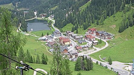 Der Zauchensee ist malerisch in die Bergwelt eingepasst.