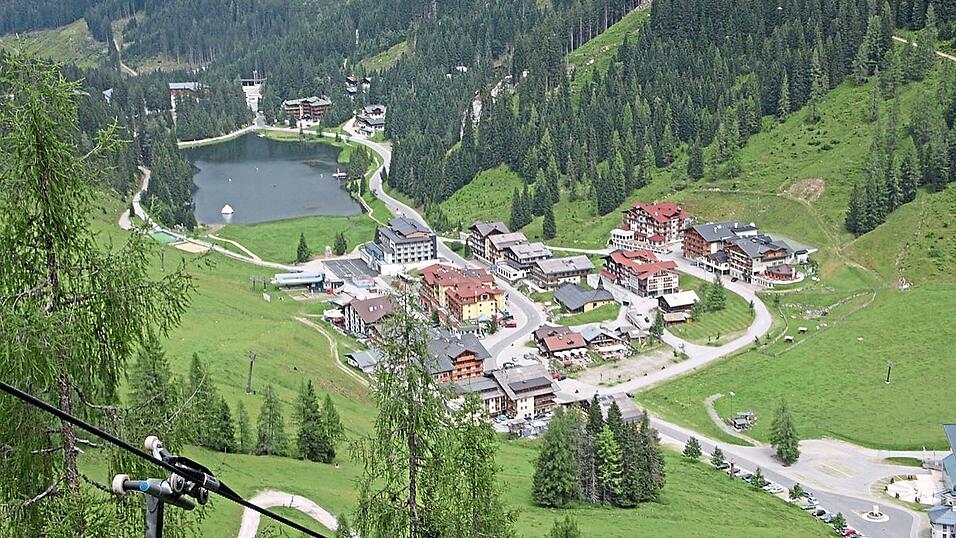 Der Zauchensee ist malerisch in die Bergwelt eingepasst. Der Zauchensee ist malerisch in die Bergwelt eingepasst.