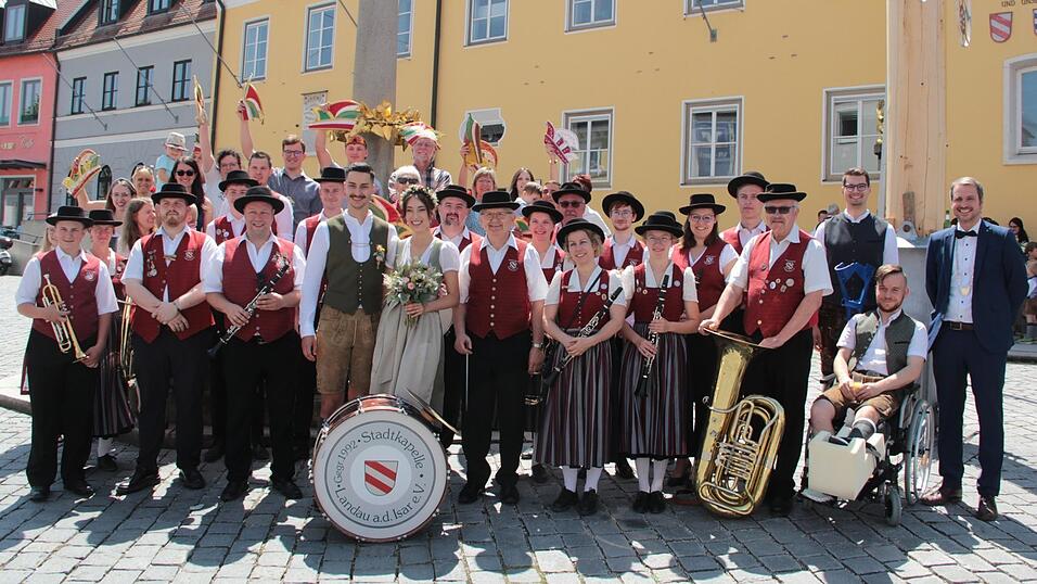 Das Brautpaar mit den Gratulaten und Bürgermeister Matthias Kohlmayer.