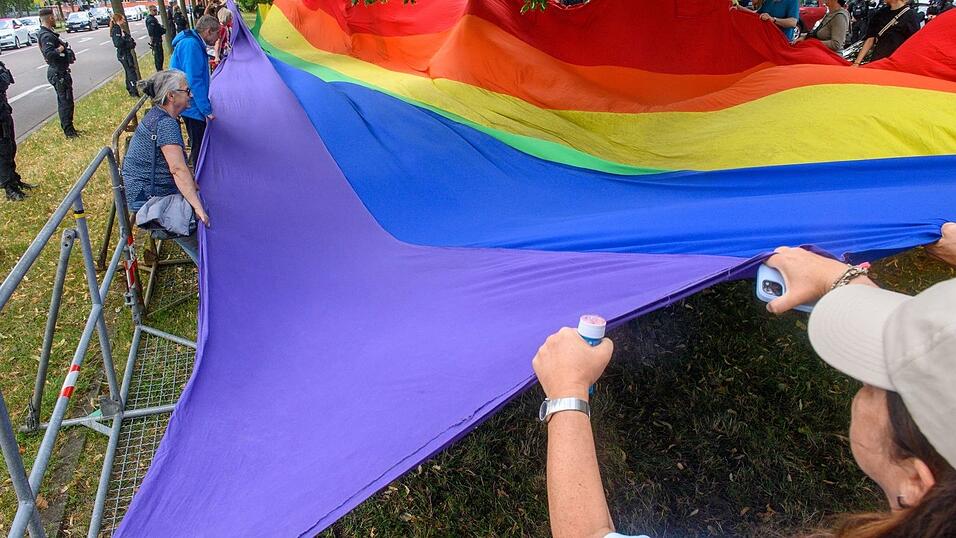 Gegendemonstranten zeigten in Magdeburg eine große Regenbogenfahne. Die AfD meint laut ihrem 100-Tage-Programm, die Fahne stehe «für die Entwertung der Familie und der tradierten gesellschaftlichen Normalität». Gegendemonstranten zeigten in Magdeburg eine große Regenbogenfahne. Die AfD meint laut ihrem 100-Tage-Programm, die Fahne stehe «für die Entwertung der Familie und der tradierten gesellschaftlichen Normalität».