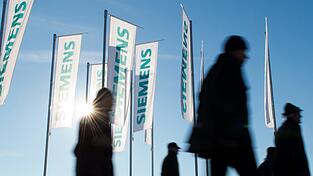 Deutliches Plus bei Auftragseingang und Umsatz: Siemens-Chef Kaeser kann solide Quartalszahlen vorweisen. Einfacher dürfte das Umfeld im laufenden Geschäftsjahr aber nicht werden. Deutliches Plus bei Auftragseingang und Umsatz: Siemens-Chef Kaeser kann solide Quartalszahlen vorweisen. Einfacher dürfte das Umfeld im laufenden Geschäftsjahr aber nicht werden.