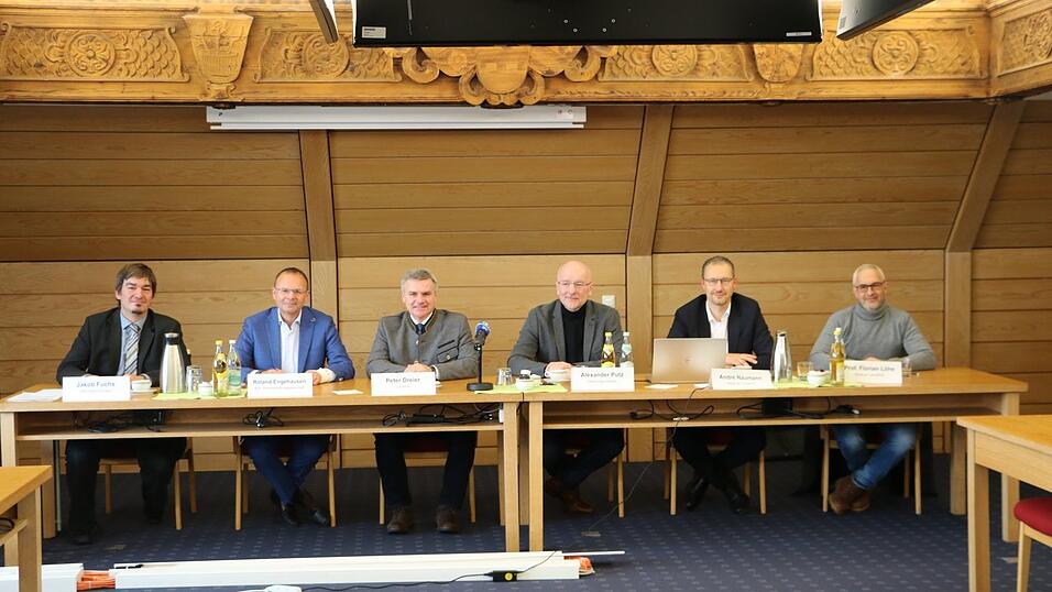 Vertreter der Politik, Kliniken und der Krankenhausgesellschaft stellten sich am Montag bei einer Pressekonferenz hinter die Fusionspläne.