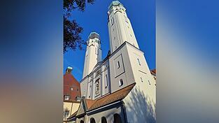 Die im Jugendstil erbaute und immer wieder renovierte Abteikirche ist das Zentrum der Anlage. Die im Jugendstil erbaute und immer wieder renovierte Abteikirche ist das Zentrum der Anlage.