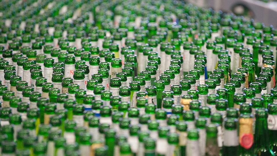 Kommt das Welt-Einheitsgebräu? Jedes dritte Bier könnte bald aus den Kesseln eines 'Joint Ventures' zweier Braukonzerne stammen.