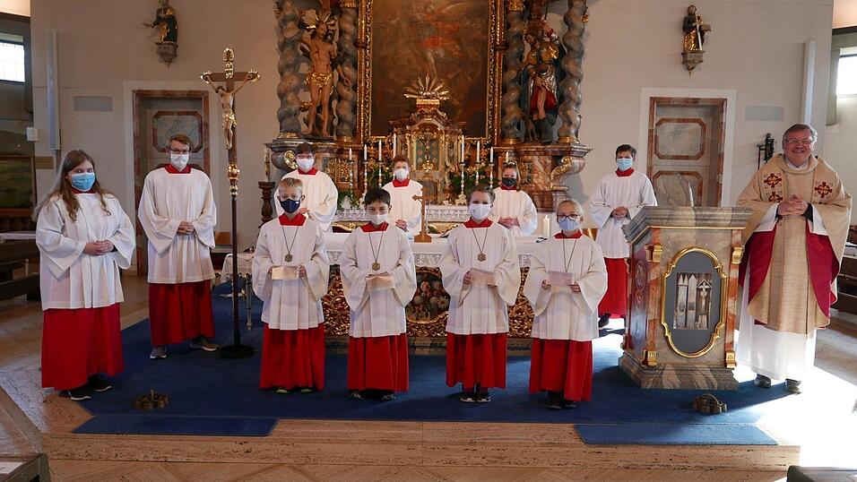 Die vier neuen (vorne) und die vier ausscheidenden Ministranten (hinten) mit den beiden Oberministranten und Pfarrer Dr. Johann Tauer. Die vier neuen (vorne) und die vier ausscheidenden Ministranten (hinten) mit den beiden Oberministranten und Pfarrer Dr. Johann Tauer.