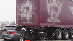 Aufgrund von Glätte kam es zu zahlreichen Unfällen auf der A3 bei Regensburg. Ein Autofahrer starb.