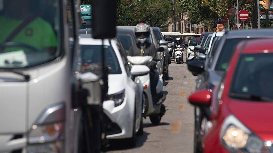Im Zentrum Palmas gibt es seit Jahresbeginn eine Umweltzone, in die Urlauberautos mit ausländischem Kennzeichen - auch wenn sie schadstoffarm oder sogar elektrisch sind - nicht einfahren dürfen. (Archivbild) Im Zentrum Palmas gibt es seit Jahresbeginn eine Umweltzone, in die Urlauberautos mit ausländischem Kennzeichen - auch wenn sie schadstoffarm oder sogar elektrisch sind - nicht einfahren dürfen. (Archivbild)