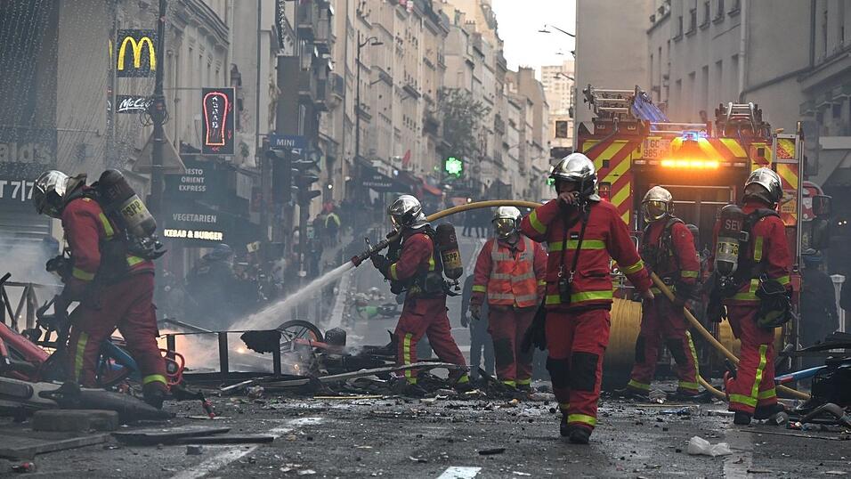 Die Feuerwehr musste zahlreiche Brände löschen. Die Feuerwehr musste zahlreiche Brände löschen.