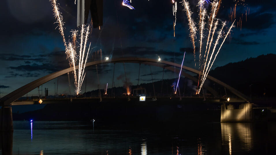 Bereits ab 20 Uhr stieg die Party beiderseits der Donau, um 22 Uhr dann begeisterte das feurige Spektakel auf der Donaubrücke die Gäste. Bereits ab 20 Uhr stieg die Party beiderseits der Donau, um 22 Uhr dann begeisterte das feurige Spektakel auf der Donaubrücke die Gäste.