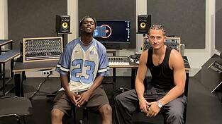 Das Rapper-Duo im Studio.