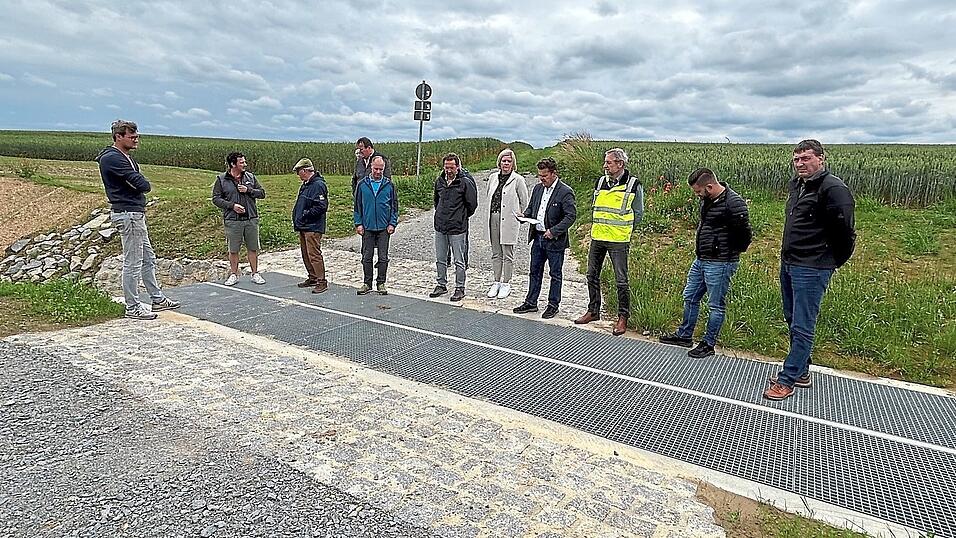 Amtierender Bürgermeister Kurt Erndl (4.v.r.) verweist auf die schwerlastfähige Querung zum Feldweg. Amtierender Bürgermeister Kurt Erndl (4.v.r.) verweist auf die schwerlastfähige Querung zum Feldweg.