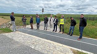 Amtierender Bürgermeister Kurt Erndl (4.v.r.) verweist auf die schwerlastfähige Querung zum Feldweg. Amtierender Bürgermeister Kurt Erndl (4.v.r.) verweist auf die schwerlastfähige Querung zum Feldweg.