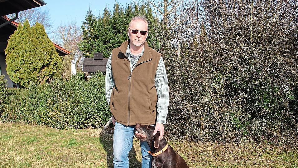 Kreisjagdberater Manfred Stockner und seine Jagdh&uuml;ndin Tessa nehmen die Novellierung gelassen.