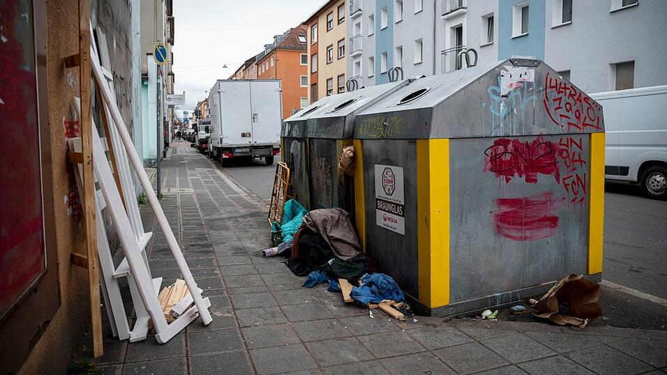 Viele Städte haben damit zu kämpfen, dass manche Menschen Sperrmüll, Altkleider und anderen Unrat einfach neben Glascontainern abstellen. Viele Städte haben damit zu kämpfen, dass manche Menschen Sperrmüll, Altkleider und anderen Unrat einfach neben Glascontainern abstellen.