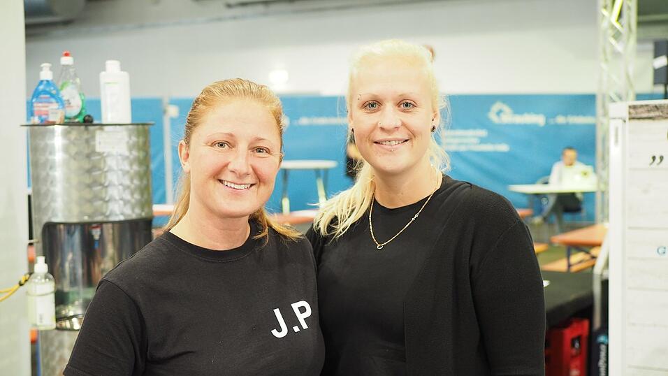 Rund 40 Aussteller und etwa 90 Tattoo-Künstler sind auf der Tattoo Convention in Straubing vertreten. Rund 40 Aussteller und etwa 90 Tattoo-Künstler sind auf der Tattoo Convention in Straubing vertreten.