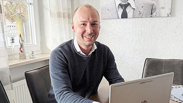 Helmut Muhr kann zweimal pro Woche von zuhause aus arbeiten. Aber eigentlich geht er viel lieber ins Büro, um den persönlichen Kontakt mit seinen Kollegen zu pflegen.