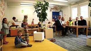 Die Kinder fühlen sich pudelwohl in ihrem neuen Gruppenraum, und auch Bürgermeister Hans Schmalhofer (hinten, v. l.), Kindergartenleiterin Claudia Weiß, Florian Loibl vom technischen Bauamt, Geschäftsleiter Sandro Pfeiffer und Arno Baumgartner vom Planungsbüro nahmen versuchsweise Platz.