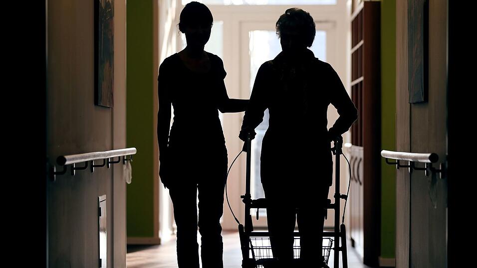 Noch ist eine Pflegereform nur in Konturen erkennbar, vieles ist noch strittig. (Symbolbild)