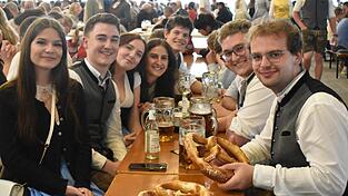 Das Volksfest 2027 hängt noch in der Schwebe. Schon in den nächsten Wochen müssten die Organisation, der Festwirt und die Fahrgeschäfte unter Dach und Fach sein. Das Volksfest 2027 hängt noch in der Schwebe. Schon in den nächsten Wochen müssten die Organisation, der Festwirt und die Fahrgeschäfte unter Dach und Fach sein.
