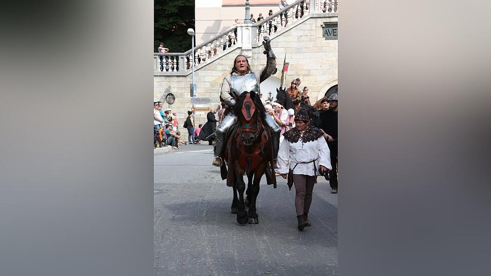 Die schönsten Augenblicke des historischen Drachenstich-Festzuges 2016. Die schönsten Augenblicke des historischen Drachenstich-Festzuges 2016.