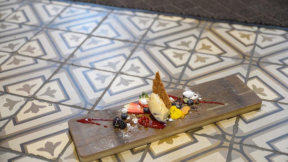 Martin Kirchner, Koch im Sommerkeller, empfiehlt Mousse von der weißen Karamell-Schokolade mit frischen Beeren und Florentiner Hippe. Martin Kirchner, Koch im Sommerkeller, empfiehlt Mousse von der weißen Karamell-Schokolade mit frischen Beeren und Florentiner Hippe.