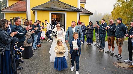 Das Brautpaar Laura und Jonas Schmid freute sich über das Spalier der Löwenfreunde Lamer Winkel.