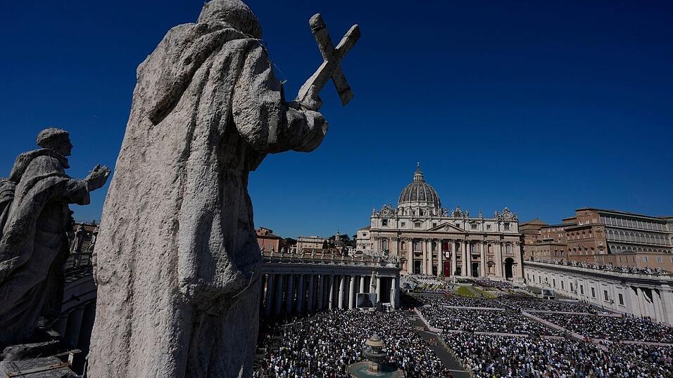 Mehrere Zehntausend Menschen nahmen auf dem Petersplatz an der Ostermesse teil.