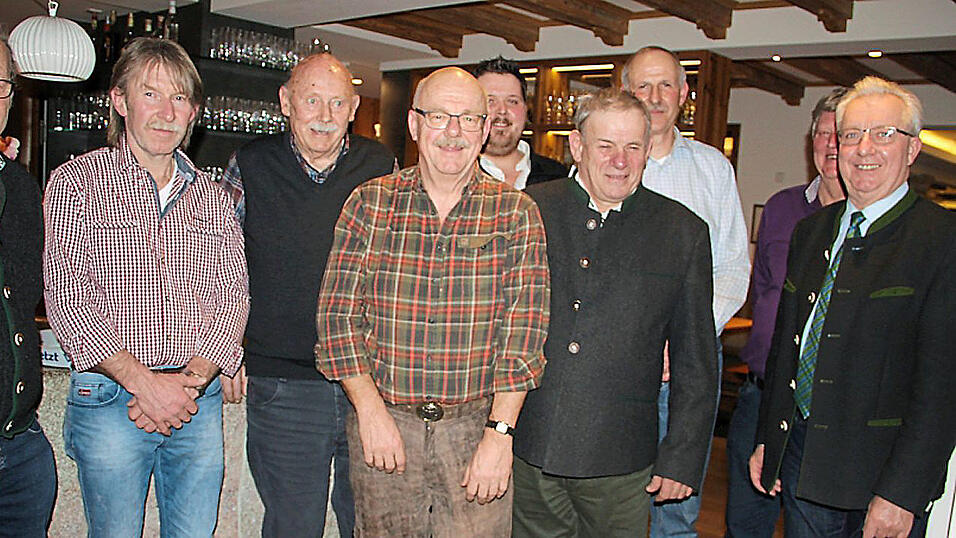Die Jagdgenossenschaft Bogenberg-Bogen hat mit Werner Länger, Gerald Karmann und Xaver Karmann in Zukunft drei Jagdpächter (ab Vierter von links), hier mit der bestätigten Vorstandschaft und Bürgermeister Franz Schedlbauer (rechts). Die Jagdgenossenschaft Bogenberg-Bogen hat mit Werner Länger, Gerald Karmann und Xaver Karmann in Zukunft drei Jagdpächter (ab Vierter von links), hier mit der bestätigten Vorstandschaft und Bürgermeister Franz Schedlbauer (rechts).