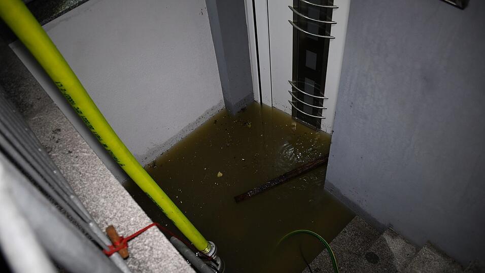 In Aich in der Gemeinde Bodenkirchen st&uuml;rzten B&auml;ume um, Keller wurden &uuml;berschwemmt.