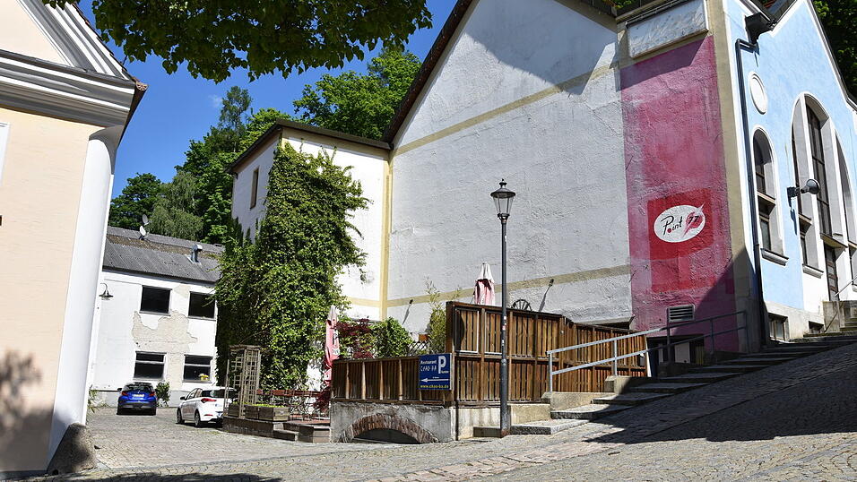 Die Stadt hat auch diesmal nicht die Karte zum Vorkaufsrecht für den Christlbräu gezogen, nachdem mittlerweile eine grundsätzlich neue Konstellation um die Zukunft des Gebäudekomplexes besteht. Die Stadt hat auch diesmal nicht die Karte zum Vorkaufsrecht für den Christlbräu gezogen, nachdem mittlerweile eine grundsätzlich neue Konstellation um die Zukunft des Gebäudekomplexes besteht.