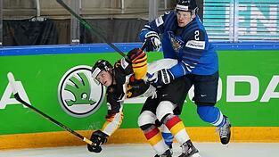 Ville Pokka (rechts), 2022 Olympiasieger mit Finnland, soll die Abwehr des EHC München verstärken. (Archivbild)