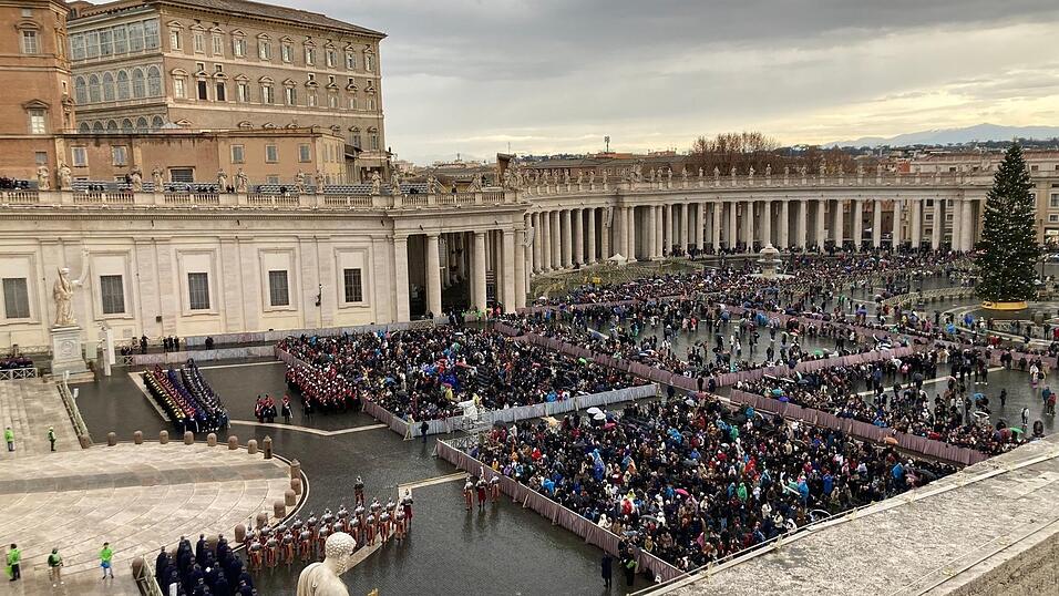 Tausende Gl&auml;ubige warteten in der nassen K&auml;lte auf dem Petersplatz auf den Segen des Papstes.