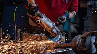 Fachleute werten es als positives Zeichen, dass in einigen Branchen wie dem verarbeitenden Gewerbe und dem Baugewerbe wieder mehr offene Stellen als im Vorjahr gemeldet werden. (Archivbild) Fachleute werten es als positives Zeichen, dass in einigen Branchen wie dem verarbeitenden Gewerbe und dem Baugewerbe wieder mehr offene Stellen als im Vorjahr gemeldet werden. (Archivbild)