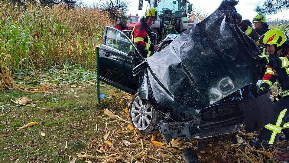 Vier junge Menschen wurden am Samstag bei einem Autounfall bei Ruhstorf (Kreis Passau) schwer verletzt.