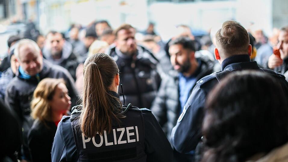 Nach der R&auml;umung des Vorraums der Sparkassenfiliale sichern Polizeibeamte den Bereich vor der Sparkasse.