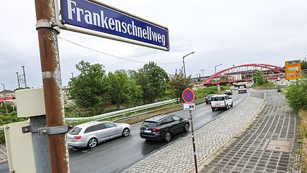 Um den Ausbau des Frankenschnellweges in N&uuml;rnberg, einer wichtigen Nord-S&uuml;d-Verkehrsachse in der Metropolregion, gibt es seit Jahrzehnten Streit (Archivbild).