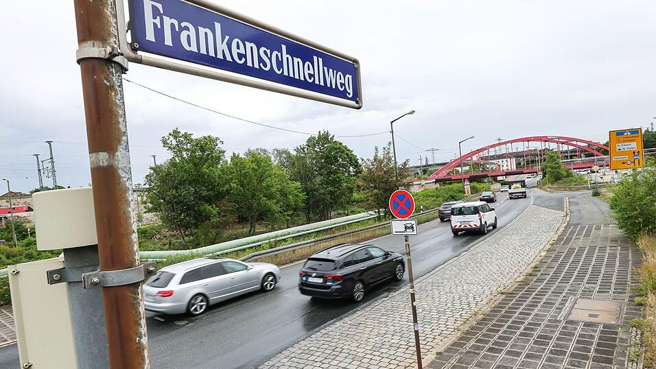 Um den Ausbau des Frankenschnellweges in Nürnberg, einer wichtigen Nord-Süd-Verkehrsachse in der Metropolregion, gibt es seit Jahrzehnten Streit (Archivbild). Um den Ausbau des Frankenschnellweges in Nürnberg, einer wichtigen Nord-Süd-Verkehrsachse in der Metropolregion, gibt es seit Jahrzehnten Streit (Archivbild).