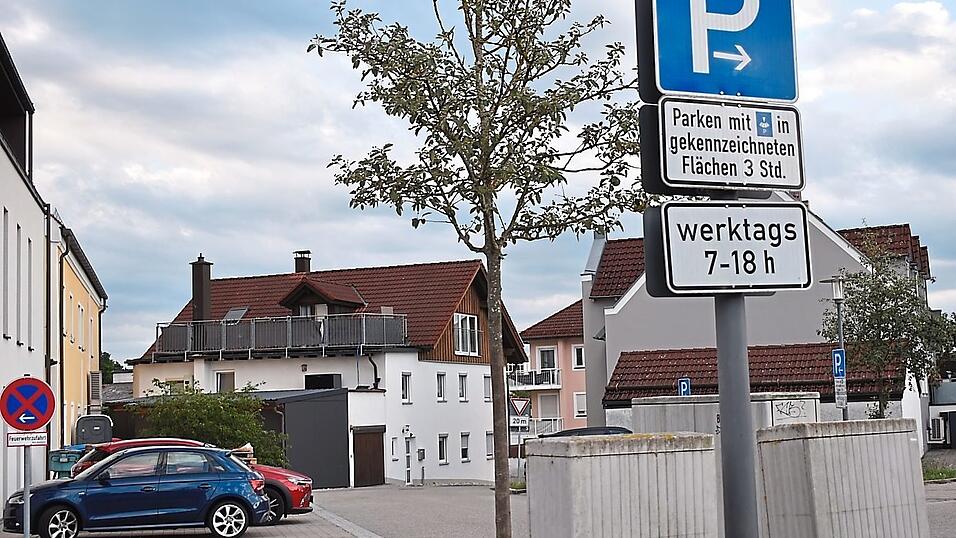 Die Parkdauer nahe dem Ärztehaus ist auf drei Stunden begrenzt. Dauerparker weichen nun manchmal auf den Kundenparkplatz der Metzgerei Huber aus. Die Parkdauer nahe dem Ärztehaus ist auf drei Stunden begrenzt. Dauerparker weichen nun manchmal auf den Kundenparkplatz der Metzgerei Huber aus.